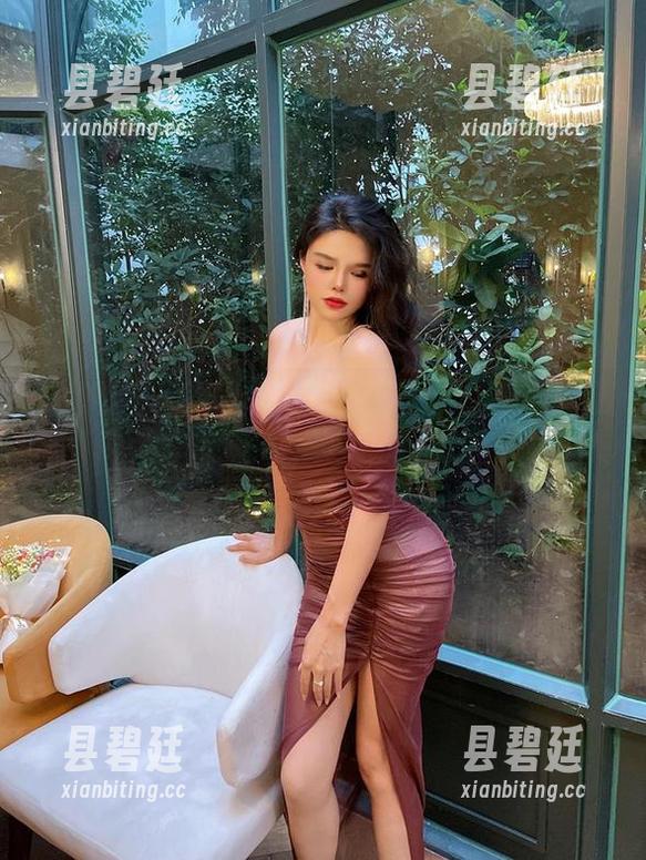 Jessie婕西 微密圈 - 美图时刻——Jessie婕西的裸足秀,走在风采与土壤的边缘
