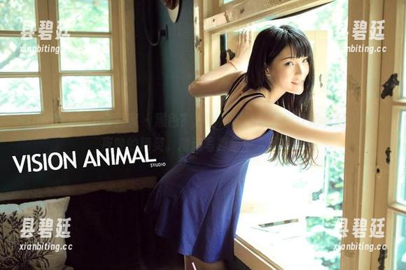 QingDouKe青豆客 - 黑色？刘钰儿说，这颜色让她看起来像个夜晚的精灵。精选写真集中入围啦！