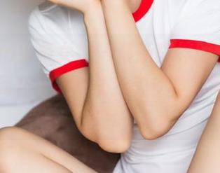 TouTiao头条女神 – 最新李梓熙红肚兜，却没想到花絮图片让我鬼使神差地想多了点。