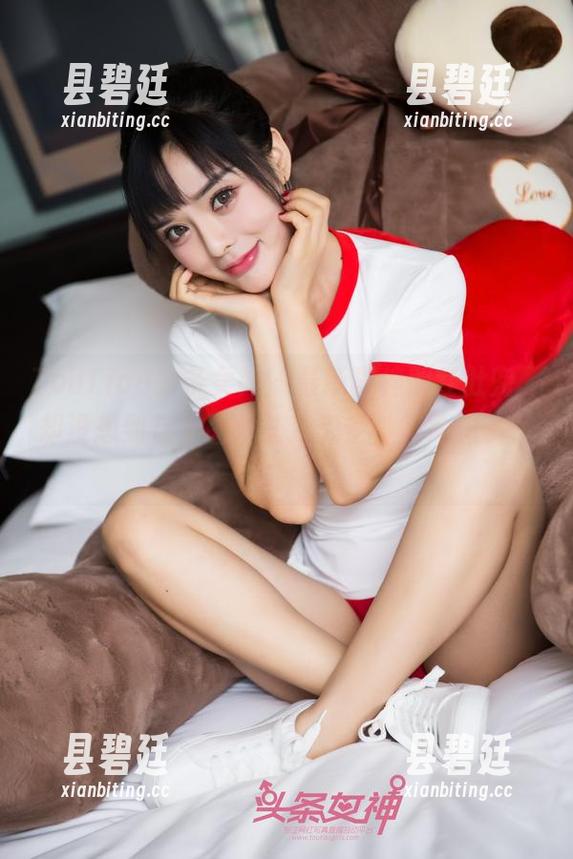 TouTiao头条女神 - 最新李梓熙红肚兜，却没想到花絮图片让我鬼使神差地想多了点。