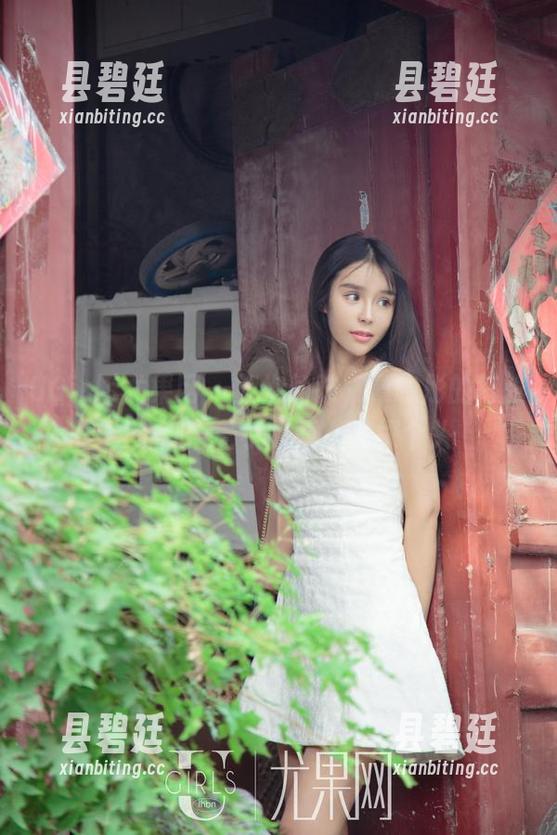 UGirls尤果网 - 旗袍韵味，谭晓彤的每张图片都带着小故事，先探个头