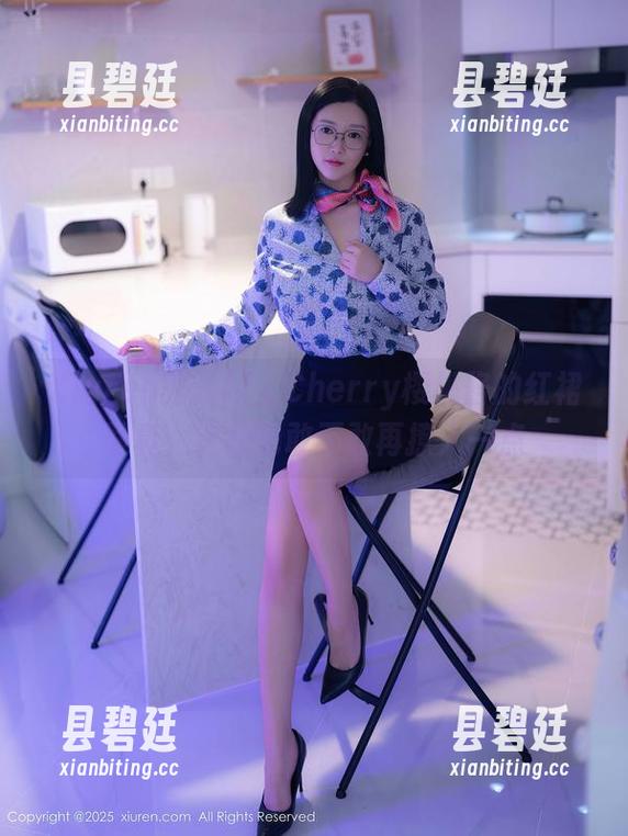 Xiuren秀人网 - Cherry樱桃酱的红裙写真：这颜色敢不敢再撩人一点
