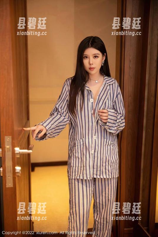 Xiuren秀人网-vetiver嘉宝贝儿 Xiuren秀人网 - vetiver嘉宝贝儿的女神形象:原图里藏着的想象与图集里的日常