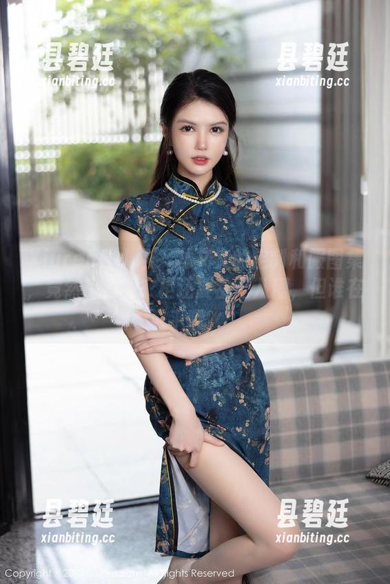 Xiuren秀人网 - 林文文的定制和服图集，竟然比我的衣柜还要乱七八糟，但谁在乎呢？