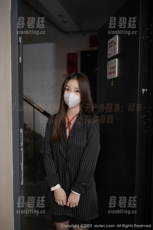 Xiuren秀人网 - 软软子户外图集：绿草如茵，她跟小花争春颜