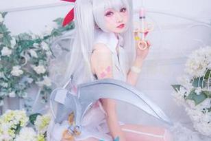 coser衣衣的无圣光时刻，套图里的紫雨心，沉浸在少女梦里。