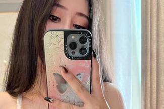 微密圈 – 原图中，不爱笑的赛琳的红色内衣真的是选得有点犀利，精选的效果好到让人难以反驳。