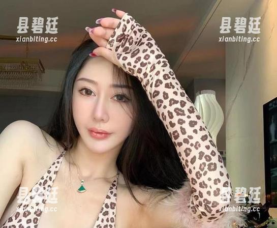 微密圈 - 不爱笑的赛琳的泳装福利？图集看得我嘴角勾起，简直不忍移开眼睛！
