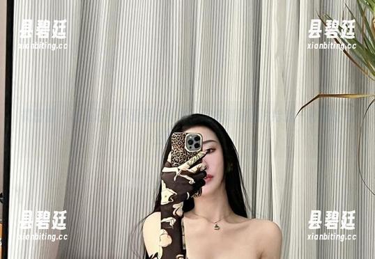 微密圈 - 战斗吧，不爱笑的赛琳！这些制服图片给我一种想立马上班的冲动！