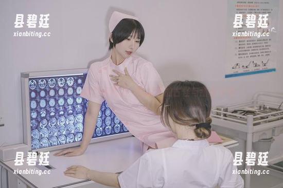 云溪溪的原图和精选，白裙下的古怪与甜蜜并存