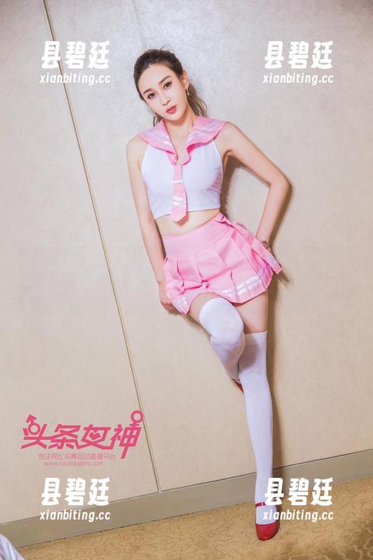 头条女神 - 自嘲模式：易阳的免费写真里藏着流年的尴尬。