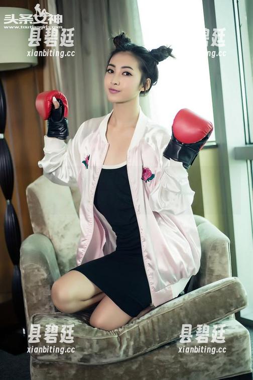 头条女神 - 鱼宝宝的白裙写真摇曳，似乎在向我诉说某种难以名状的情愫。