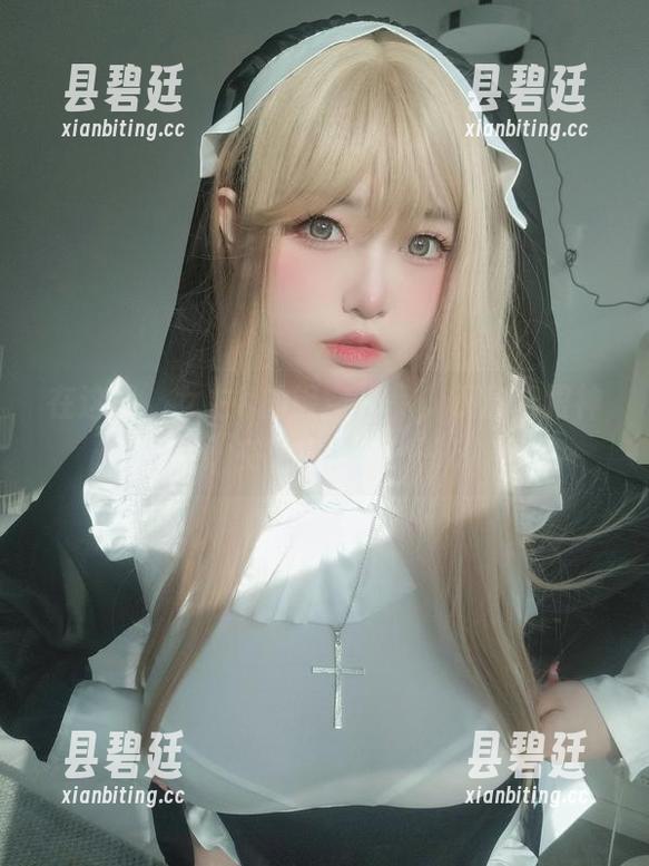 在这里，女主K的镂空作品，叹息和眼神交错中前行…
