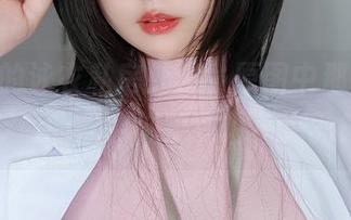 女主K的泳衣私房魅力，原图中那一点点水滴反射的光，似乎有说不完的故事。