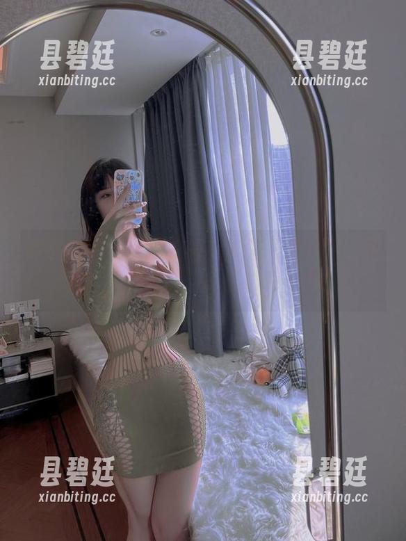 微密圈 - 这条连衣裙简直是宋昱欣的‘个性标签’定制，非要给一个奖！