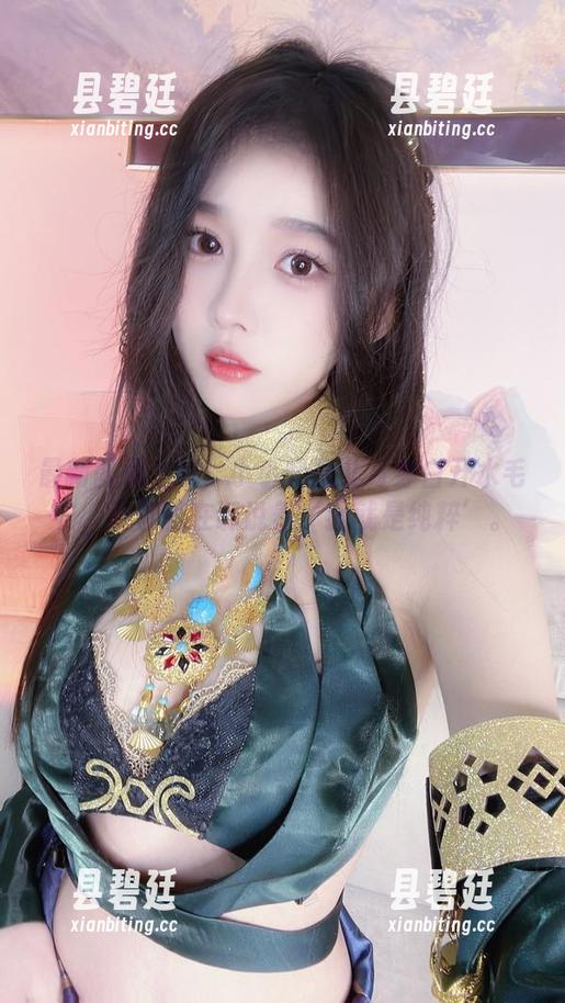 最新图册上线！小小奶瓶儿身穿白开水毛衣，仿佛就在诉说着‘我就是纯粹’。