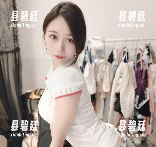 微密圈 - 图集中，白衬衫的小玉吃果冻和我的早餐争抢关注，谁更吸引目光？