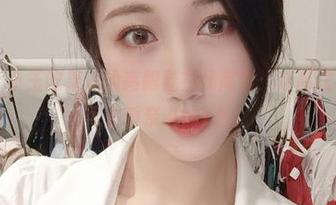 微密圈 – 小玉吃果冻的高跟鞋在线高清：这高跟，我走的可是香奈儿的T台！