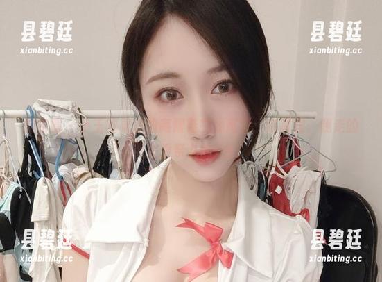 小玉吃果冻 微密圈 - 小玉吃果冻的高跟鞋在线高清:这高跟,我走的可是香奈儿的T台!
