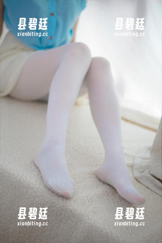把过膝的牛仔短裙与白丝私房结合，少女秩序原图让我有种想从屏幕里走出来的冲动。