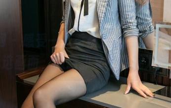 尤果网 – 感受一只香蕉船的连体衣写真，精选画面，随意却又不失魅力呀！