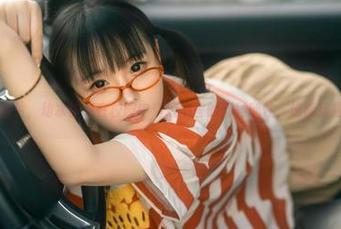 看这照片，幼水铃衣在校园中穷追不舍的那种随性，谁能抗拒啊？