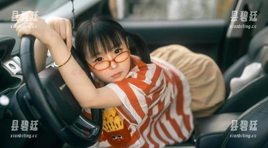 看这照片，幼水铃衣在校园中穷追不舍的那种随性，谁能抗拒啊？