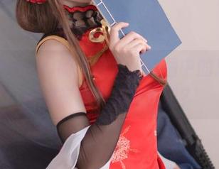 在星野saori的写真里，套图中的爱宕和高雄有种莫名的默契？