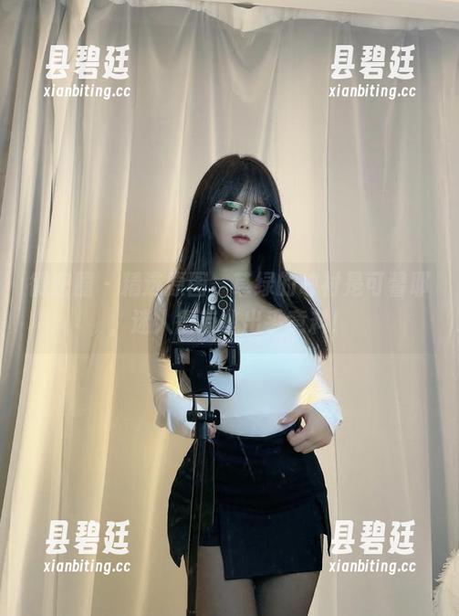 微密圈 - 精选原图，草绿的映衬是可馨耶，迷人得有些出乎意料！