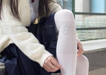 森萝财团的私房秘籍：白衣黑丝的绝妙搭配