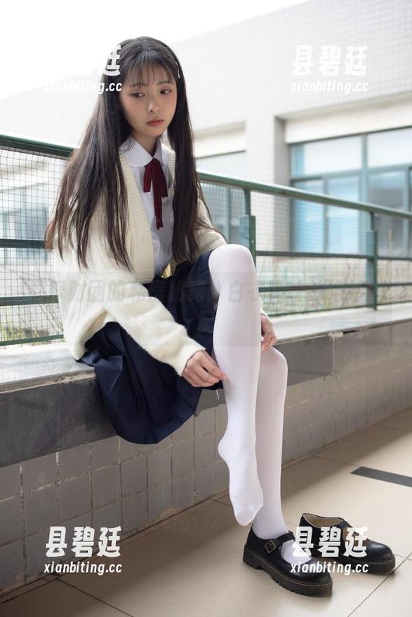森萝财团的私房秘籍：白衣黑丝的绝妙搭配