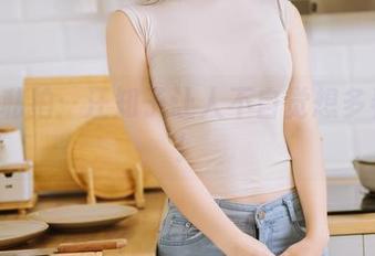 制服+私拍：汪知子让人不自觉想多看几眼！