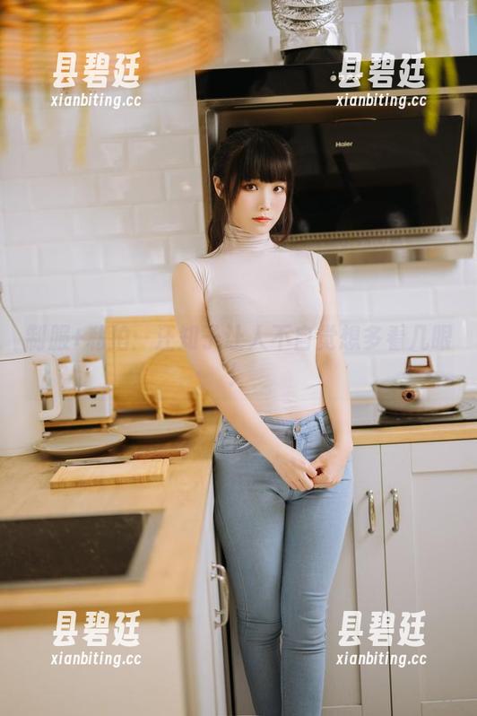 制服+私拍：汪知子让人不自觉想多看几眼！