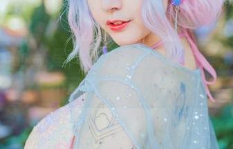 壁纸界的新星，猫九酱的圣诞写真，真是不藏着掖着啊吧？