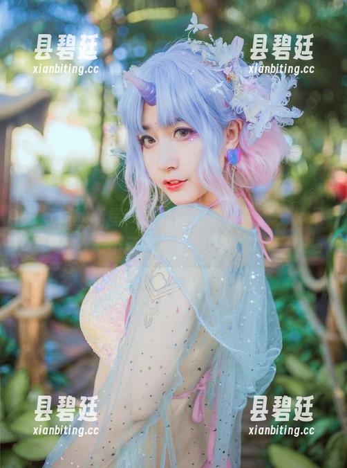 壁纸界的新星，猫九酱的圣诞写真，真是不藏着掖着啊吧？
