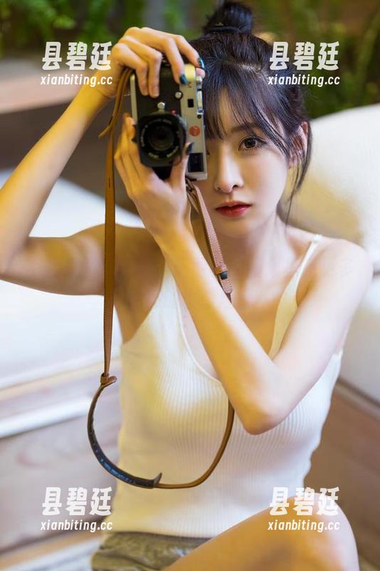 不止是黑色吊带，王羽杉的图集里有更多隐藏的小奇趣！