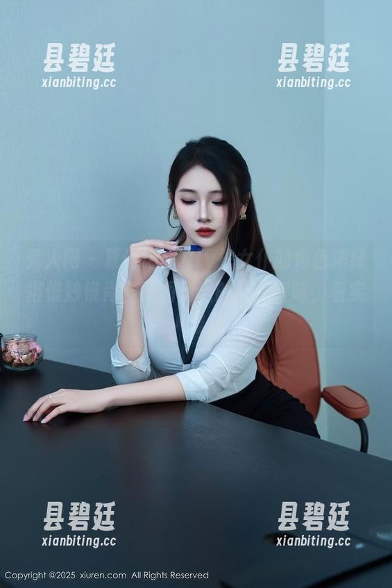 秀人网 - 夏诗诗Sally把女仆的角色演绎得惟妙惟肖，原图透出的那种暧昧，着实让人流连。