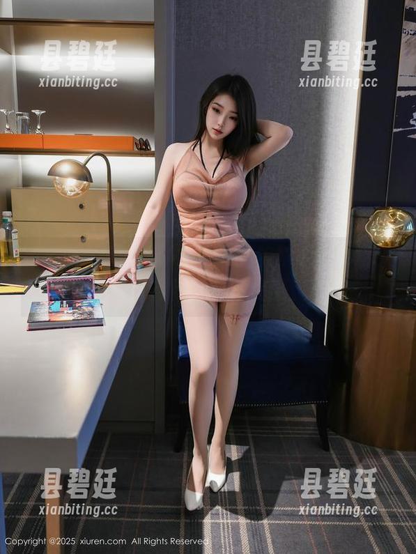 秀人网 - 星小兔Meetu的旗袍原图，看来这套路不只有美丽