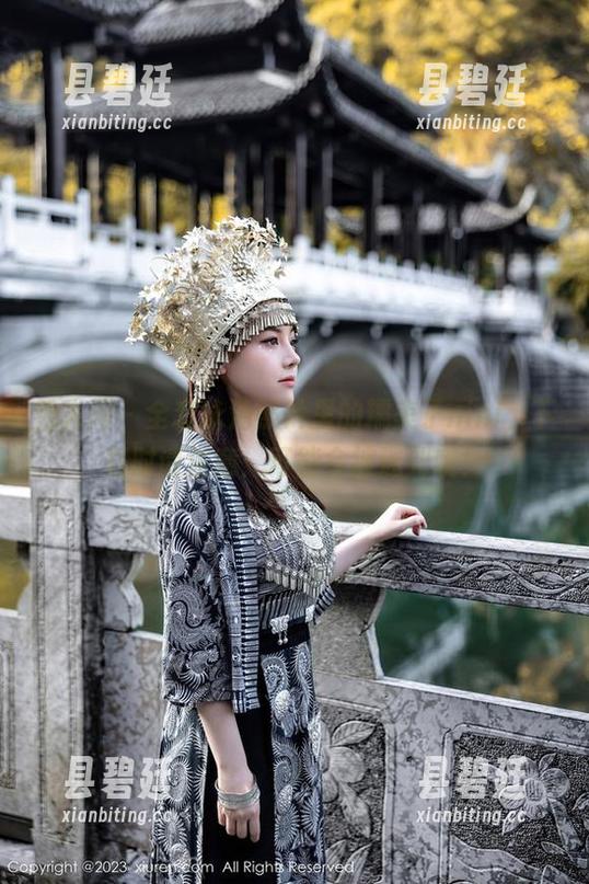 秀人网 - 全套泳池照片里的糯美子nini，下载时请注意：可能会被迷到哦！