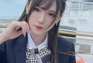 腐团儿Ikaros泳池系列：照片里的细腻尴尬却美丽