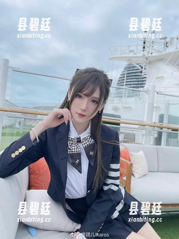 腐团儿Ikaros泳池系列：照片里的细腻尴尬却美丽