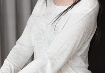 花漾show – 睡衣的松垮与随性，艾栗栗栗栗栗栗吖的高清套图，像是一杯咖啡的香气飘散