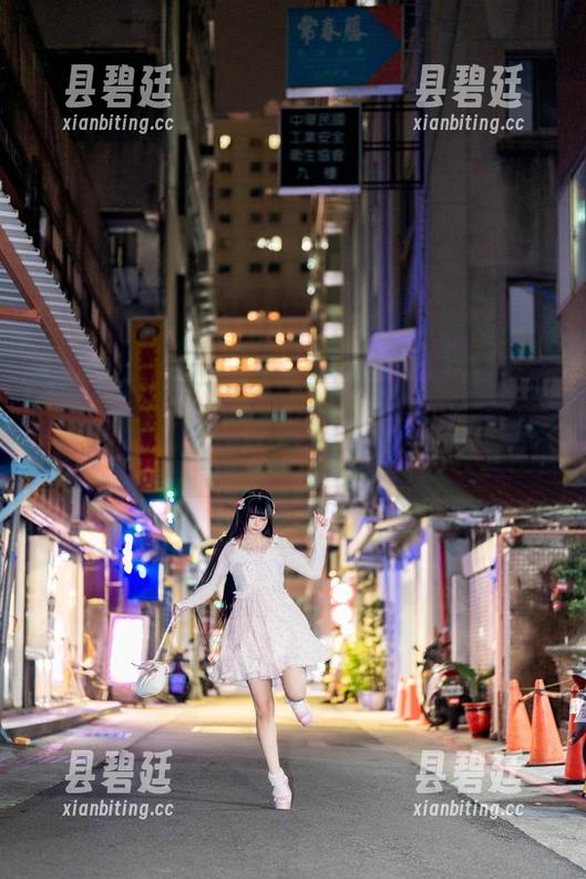 落落Raku的私拍：这《NightLiLy神待少女》里的神韵，真让人目不转睛！