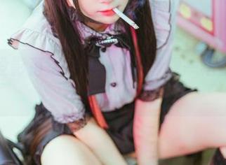 在线投影落落Raku：剧情像一幅飘忽的水彩画。