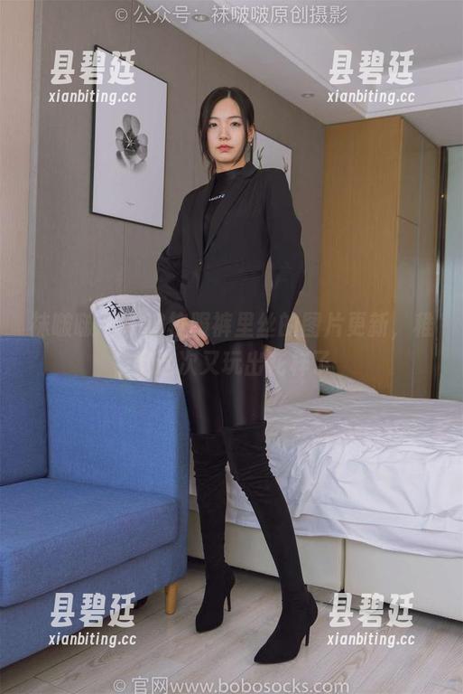 袜啵啵 - 一波校服裤里丝的图片更新，稚予这次又玩出花样了