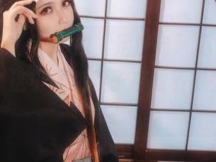 每次看到逐月Su的“足控向”免费图片，我都想：这小腿和鞋子存放着多少小秘密呢？