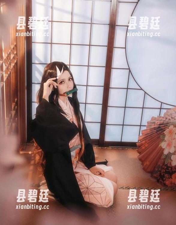 每次看到逐月Su的“足控向”免费图片，我都想：这小腿和鞋子存放着多少小秘密呢？