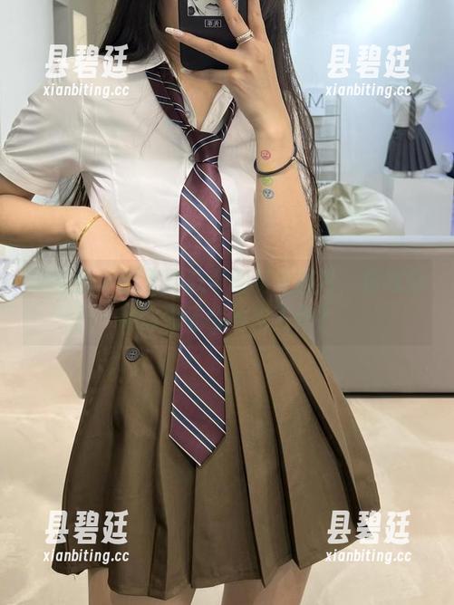 微密圈 - 翻看陈佩奇的秘书图片，竟感觉她比我还会放松工作？