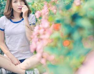 青豆客 – Akiki朱若慕在冒险岛水世界的原图，看她的姿态，仿佛在与水波对话，神秘又暧昧。