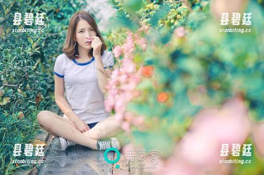 青豆客 - Akiki朱若慕在冒险岛水世界的原图，看她的姿态，仿佛在与水波对话，神秘又暧昧。